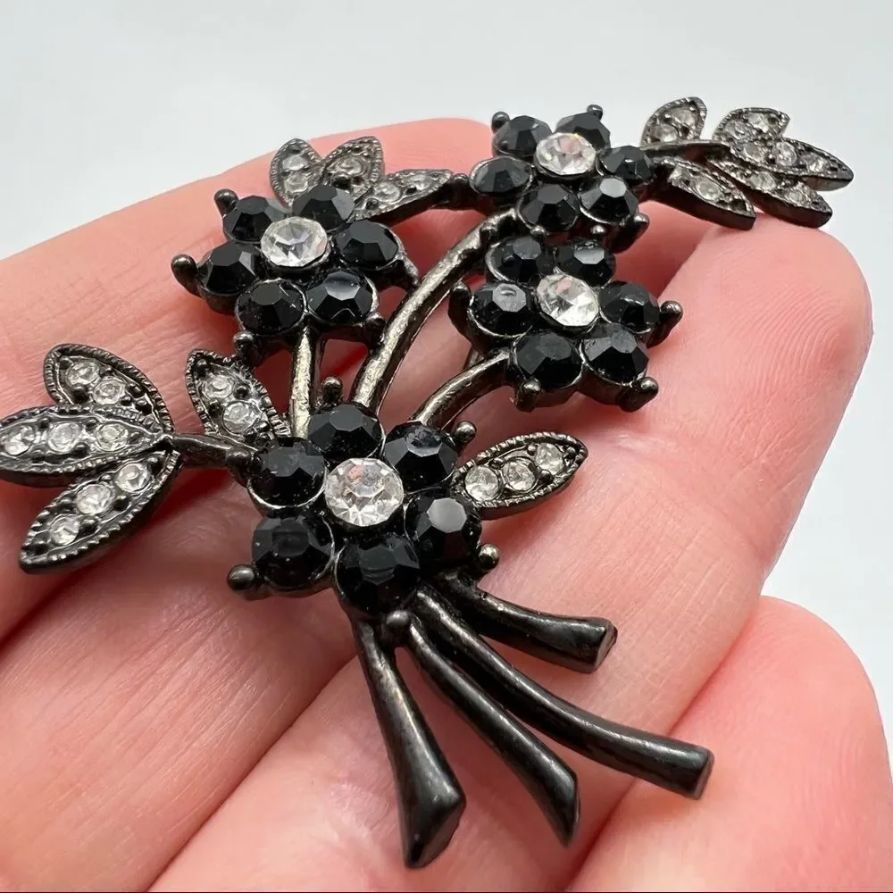 Vintage rhinestone floral‎ brooch stunning statement even black tie